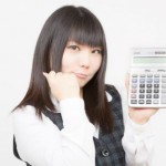 計算機をもつ女性