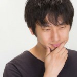 賃貸について考える男性