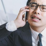 顔をしかめる男性