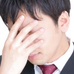 失敗を悔やむ男性