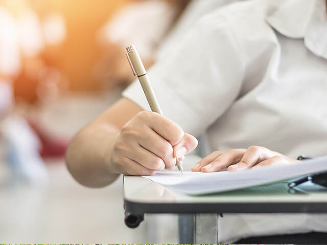 勉強する学生